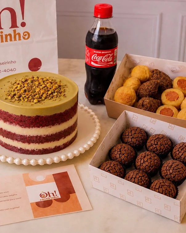Kit festa completo: bolo red velvet com pistache, refrigerante, caixa de brigadeiros e caixa de salgadinhos