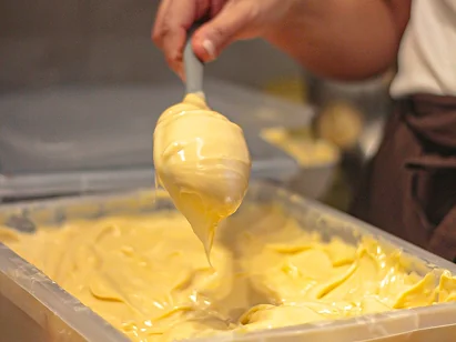 Potes com as bases de recheio cremoso preparadas na confeitaria